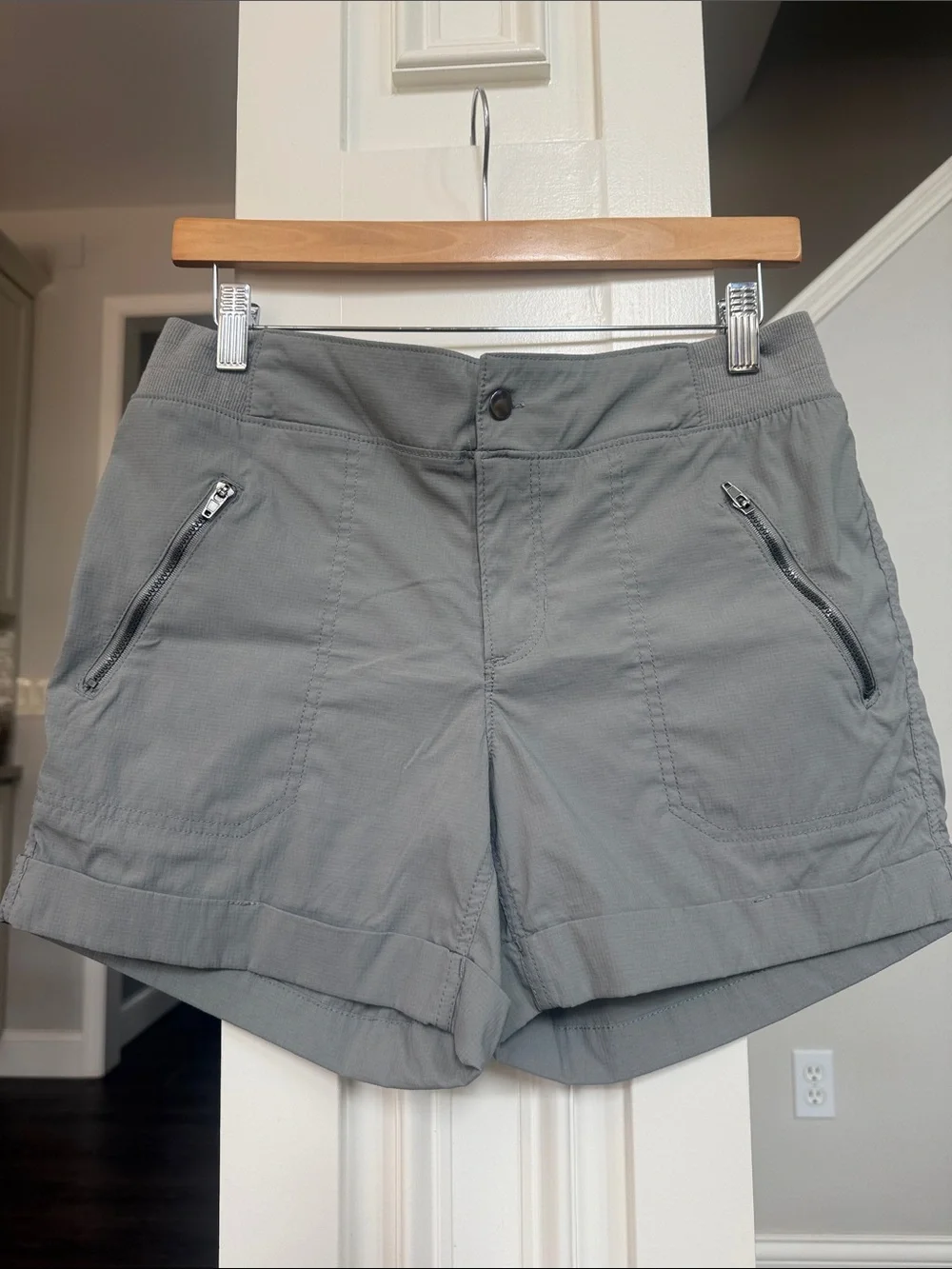 Halcyon Like New Ladies Gray Zip Pocket Active Performance Utility Shorts Small